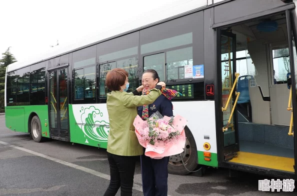 雨中公交李艳乘客互助传递温情彰显人间大爱